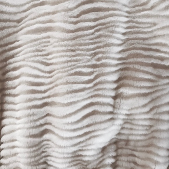 FAUX FUR Jacket with Hood and Pockets - Picture 8 of 8